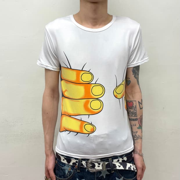 giant finger T-shirt 