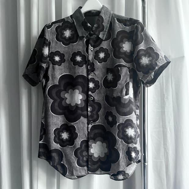 블랙 꼼데가르송 플라워 프린트 절개 셔츠