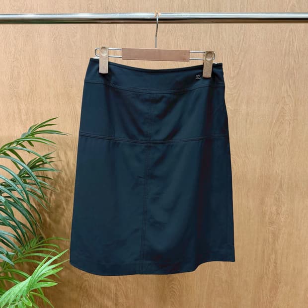 꾸레쥬 미디 스커트 로고 메탈 장식 절개 디테일 A라인 블랙