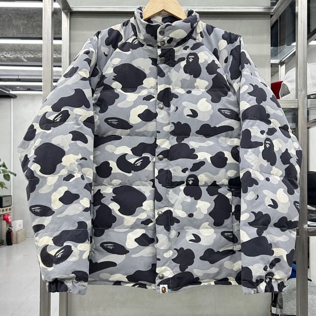 베이프 00s OG 퍼스트 그레이 카모 구스다운 푸퍼 자켓
