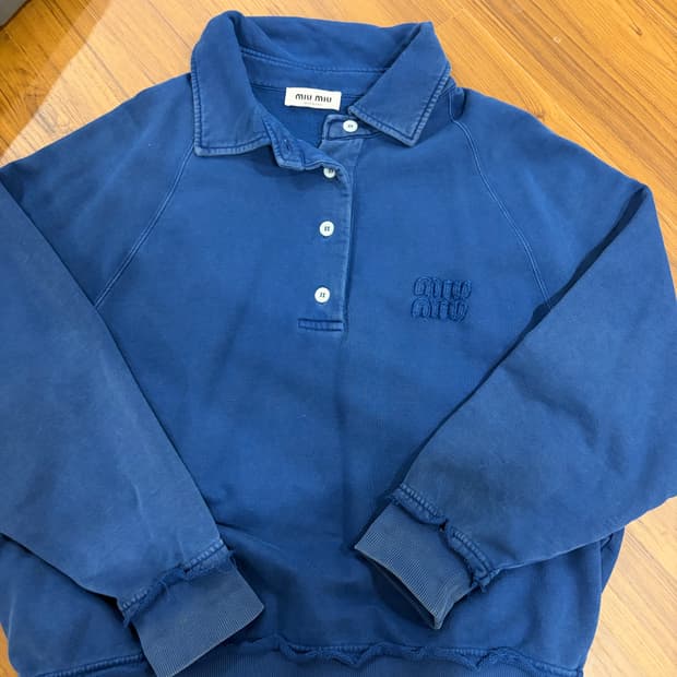 미우미우 카라 맨투맨