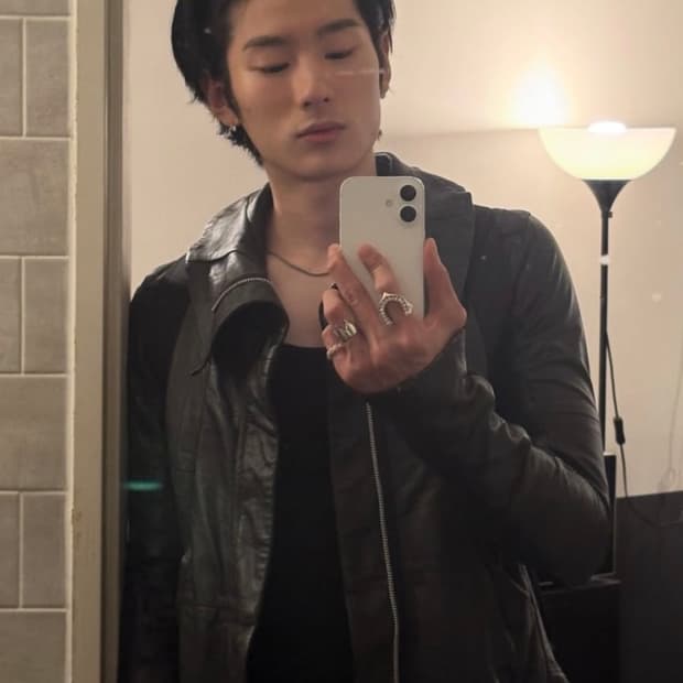 (나우아임영 착용)Ekam 비대칭 드레이프 하이넥 램스킨 자켓
