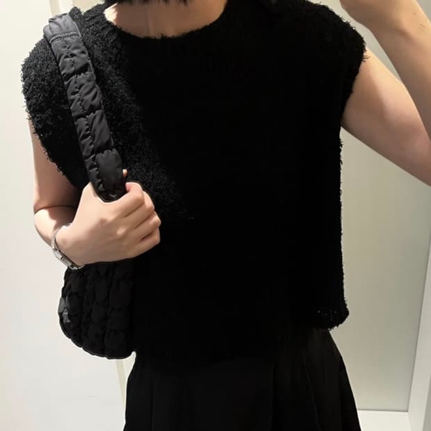 트리밍버드 부클 니트 슬리브리스 블랙