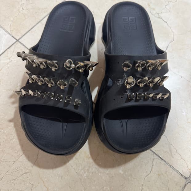 지방시 스터드 슬라이드