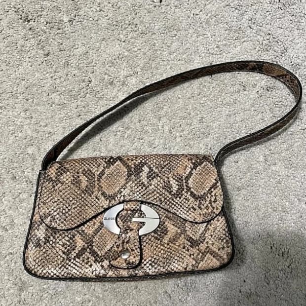 게스 Y2K 2000s 빈티지 스네이크스킨 G로고 미니백 뱀피 숄더백