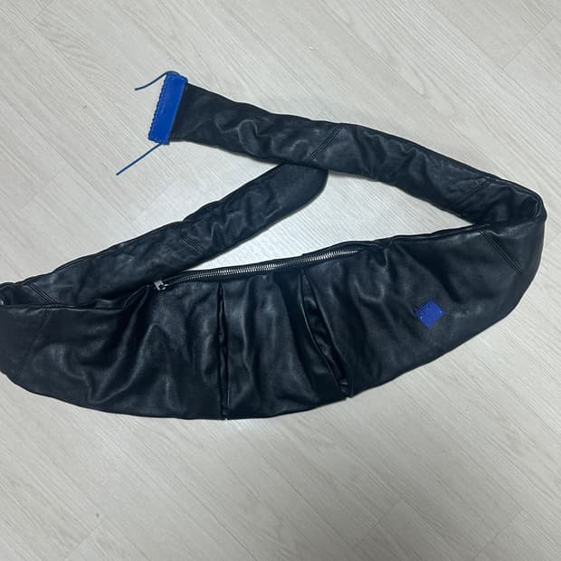 자라 아더에러 매듭 레더 숄더백 신품급