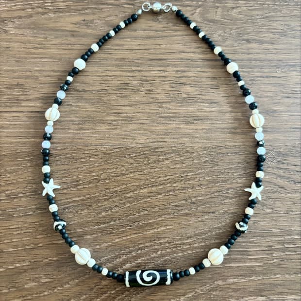 모아 white necklace