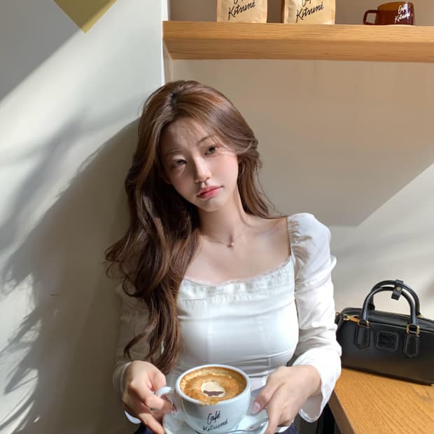 제니오 클린 스퀘어 레이스 블라우스