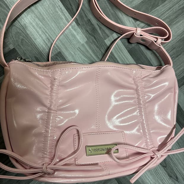 노노모로 핑크 에나멜 숄더백