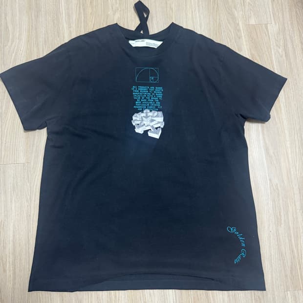 오프화이트 블랙티셔츠