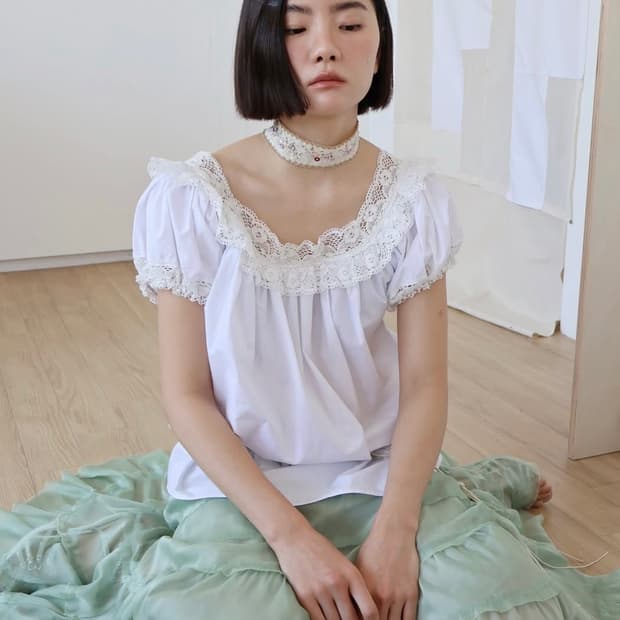 구해요) 콜로신스 SQUARE LACE TRIMMING BLOUSE