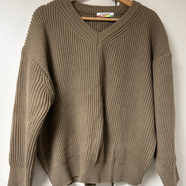 브라운 V넥 니트