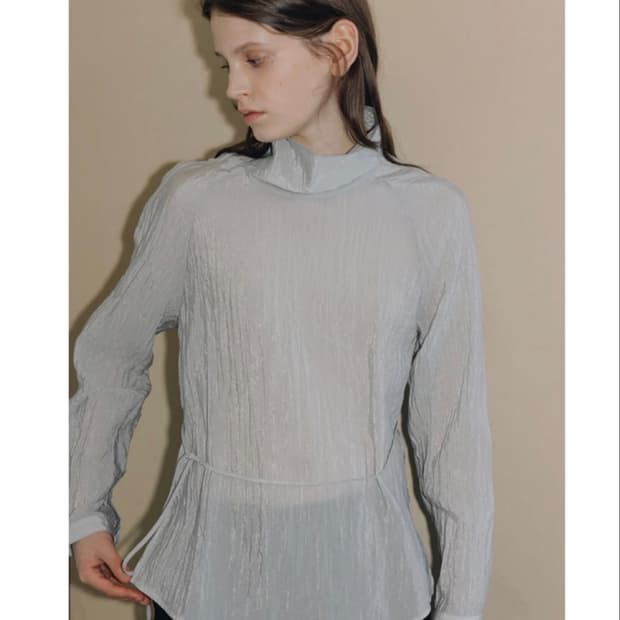 루에브르 Asymmetric Collared Blouse 라이트 그레이 