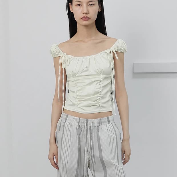 세릭 SATIN CREASE SHIRRING HALF TOP 