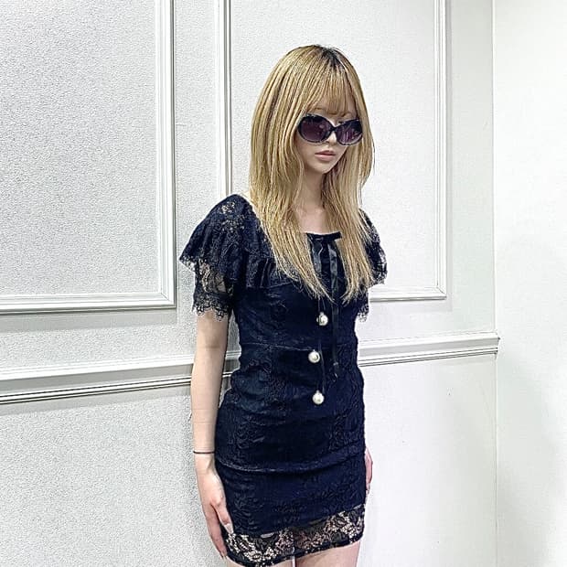 2000s style pearl button Lace Detail one