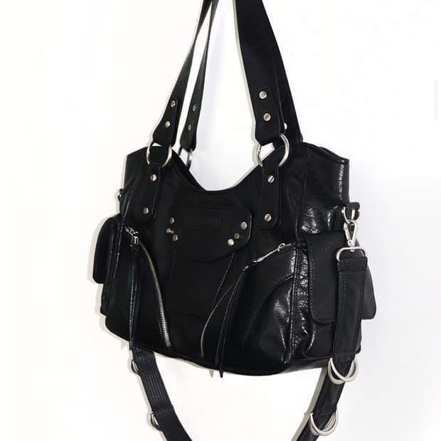 스트랩 포함) 이우가카라마스 스터드 레더 숄더백 블랙