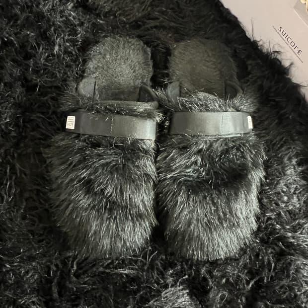 수이코크 텍스처드 퍼 슬라이드