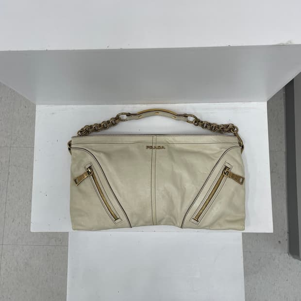프라다 아이보리 비텔로 레더 시즌 이스트웨스트 체인 숄더백 가방