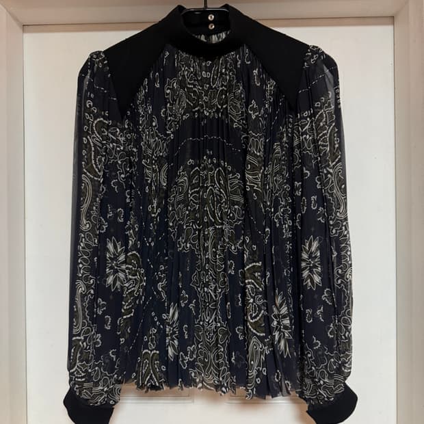 SACAI 플리츠 블라우스