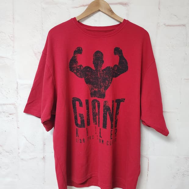 레드 색상의 가스프 킬러 반팔 티셔츠