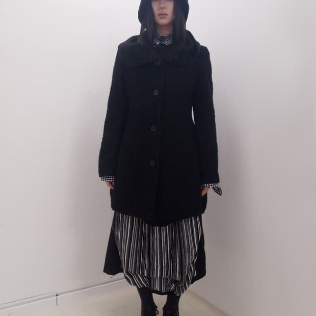 Wide collar tulip line black button coat