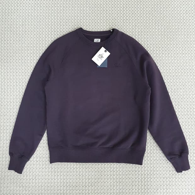 자수가 들어간 보라색 스웨트셔츠