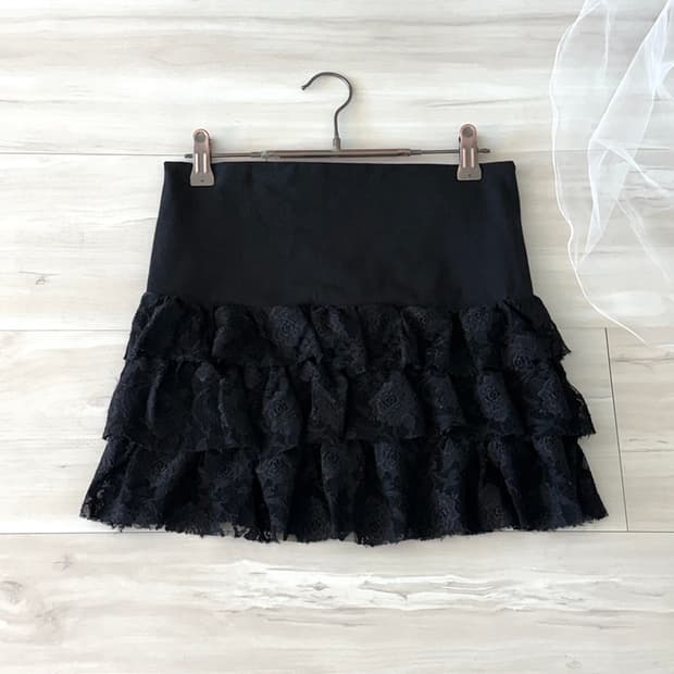 Black lace frilled mini skirt 