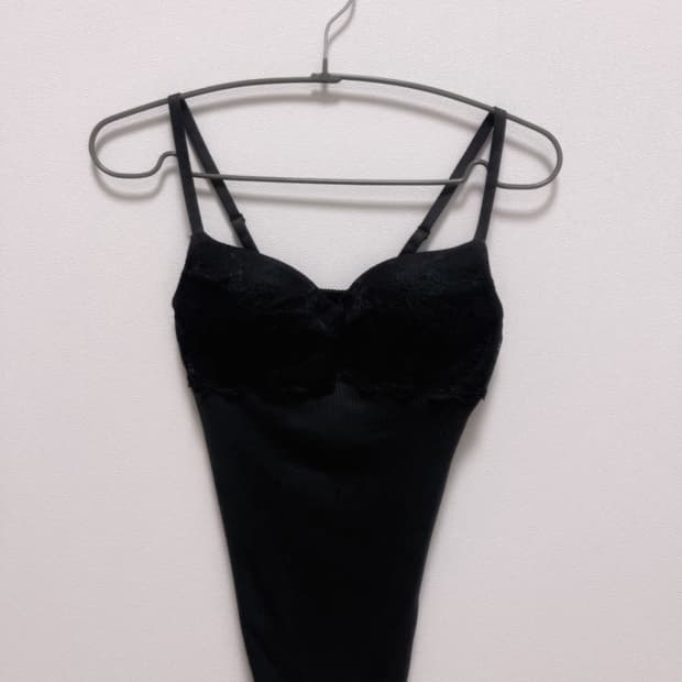 AMPHI 레이스 캐미솔 (캡 내장 제품)