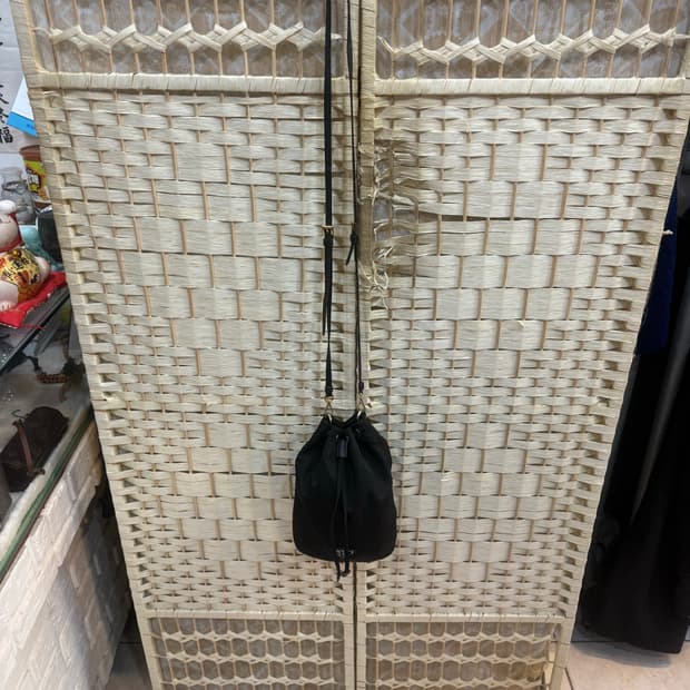 정품 프라다 나일론 버킷 파우치백 팝니다