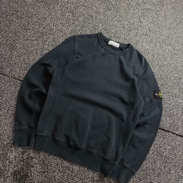 스톤아일랜드 와펜 미니멀 스웻 셔츠 3336