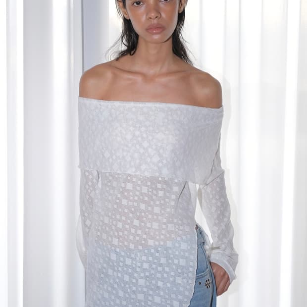 폴리수엠 ARGYLE LONG OFF-SHOULDER TOP, WHITE