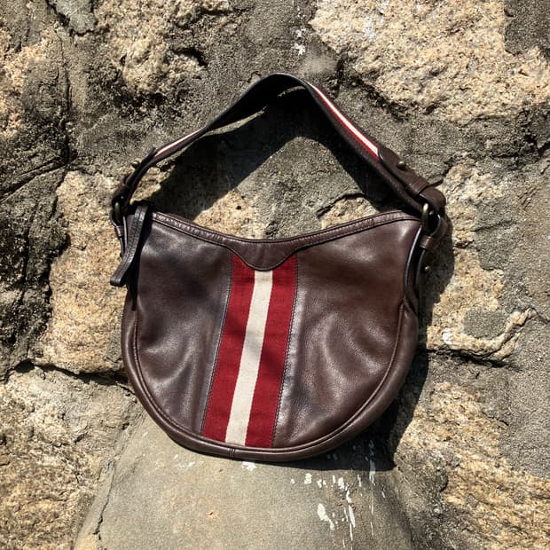 BALLY 시그니처 스트라이프 레더 숄더백