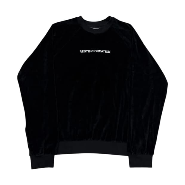 레스트앤레크레이션 벨벳 로고 맨투맨 블랙