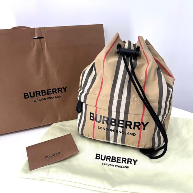 버버리 포이베 버킷 파우치 베이지 (8026737)