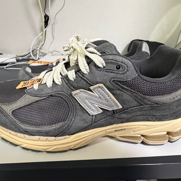 뉴발란스 2002R 스페셜 빈티지 블랙 그레이 판매합니다.
