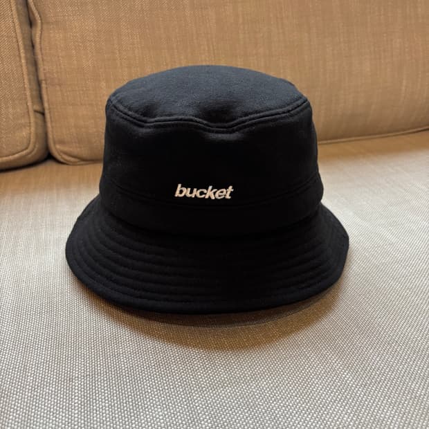 버킷(BUCKET) 블랙 속기모 코튼 로고 버킷햇 (남여공용)