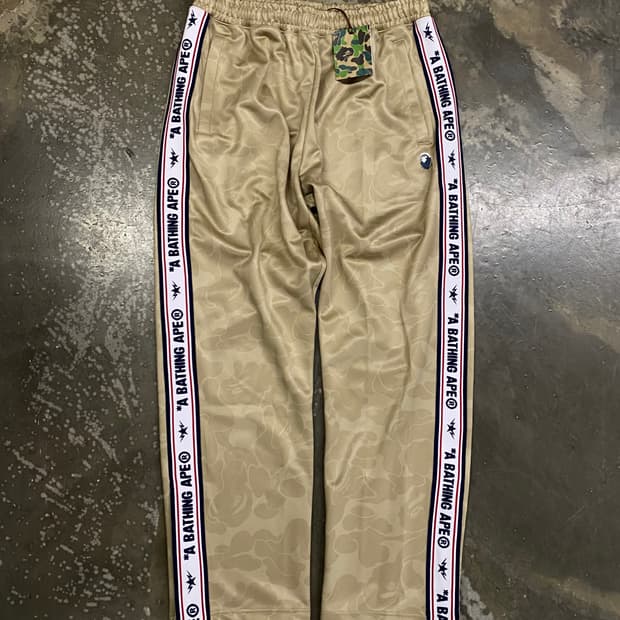 새상품 베이프 솔리드 카모릴렉스핏 팬츠 베이지