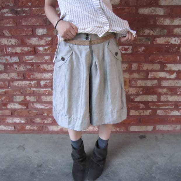 버버리 블랙 라벨 반바지 브레이드 트리밍 버튼 포켓 핀턱 디테일 베이지