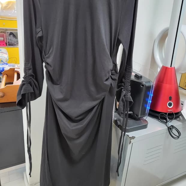 초특가세일!! 새제품!!부들부들 블랙 롱 슬리브 원피스 블랙.카키