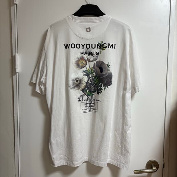 [54] 우영미 23FW 플라워 프린트 백로고 티셔츠 화이트