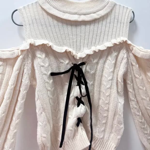 앙크루즈 벨벳 리본 꽈베기 어깨트임 오프숄더 니트 일브 빈티지