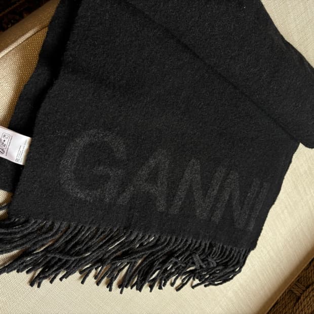 GANNI 로고 프린지 머플러