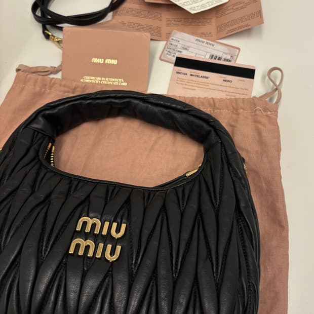 미우미우 완더 스몰 레더 호보백