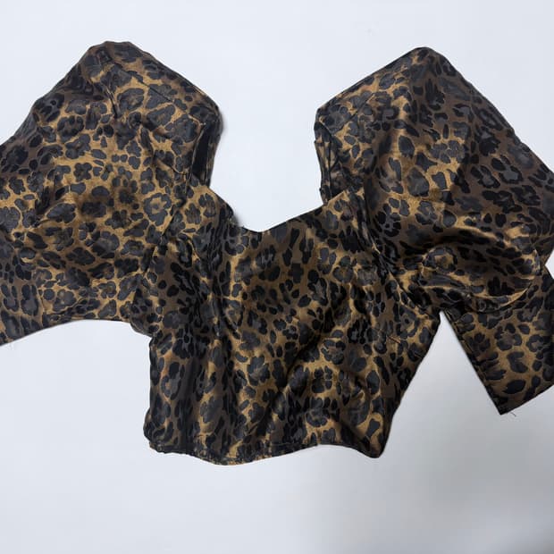 퍼프드소매 호피 하트넥 탑