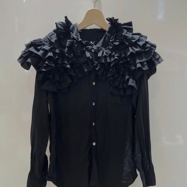 (네고가능)꼼데가르송 꼼데가르송 26ss 프릴 폴리 셔츠 (블랙,M)