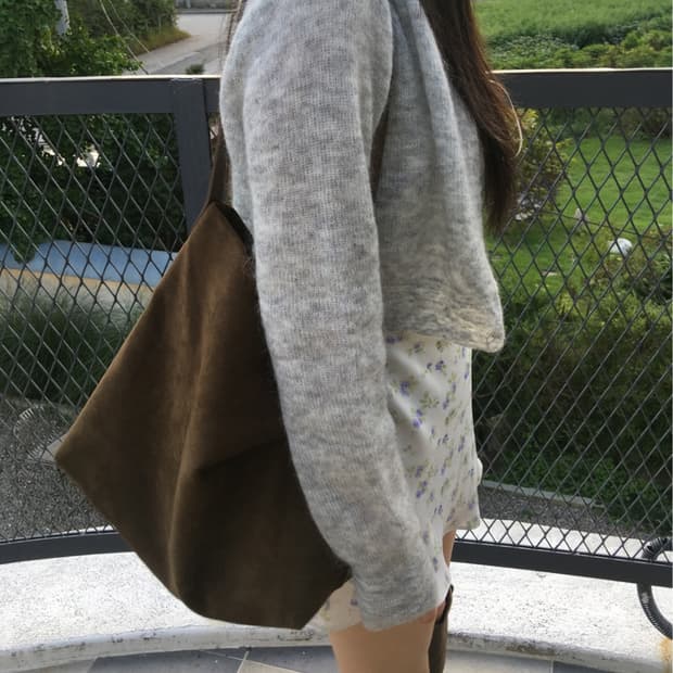 아워캐비넷 스웨이드 숄더백 카키브라운
