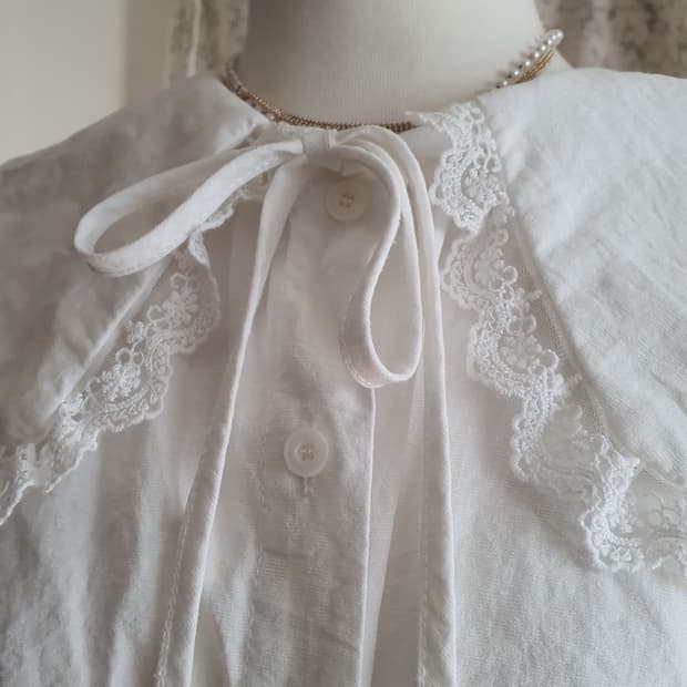 [지뢰계] 레이스 카라 화이트 블라우스