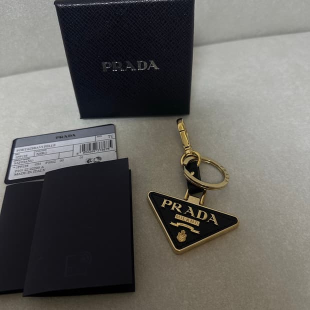 25년구매 [A+ 정품] 프라다 삼각로고 키링