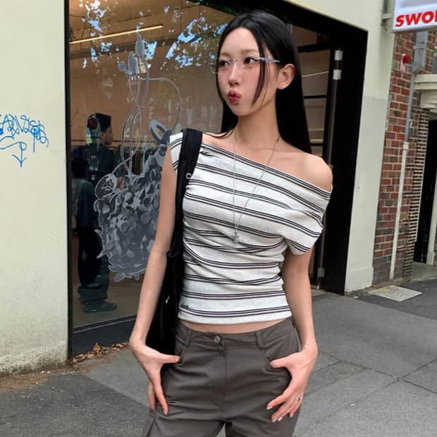 새상품) 에이블리 베이델리 스트라이프 오프숄더 반팔 티셔츠