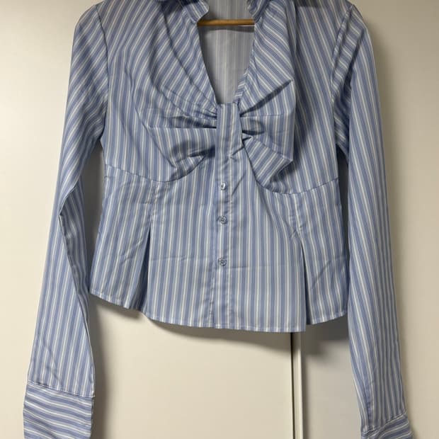 유니크 리본 디테일 스트라이프 크롭 셔츠 (블루)